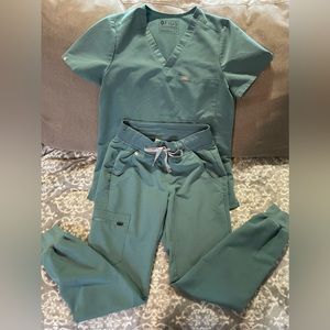 FIGS women’s scrub set